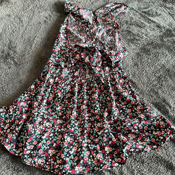 NWOT Romper sized L. Adjustable straps and tie back - Picture 6 of 6